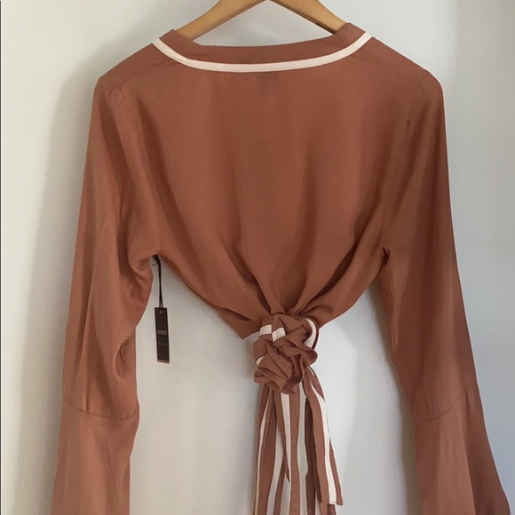 TAN WRAPAROUND WHITE DETAIL BELL SLEEVE NWT - Picture 6 of 8